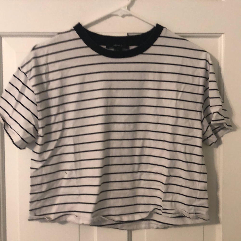 BLACK AND WHITE STRIPED CROPPED TEE